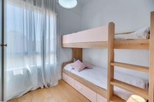 Łóżko lub łóżka w pokoju w obiekcie LXR Vistahermossa 3BDR. Apt Next to sea