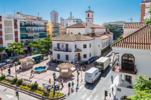 widok z góry na ulicę miejską z budynkami w obiekcie LXR Vistahermossa 3BDR. Apt Next to sea w mieście Fuengirola