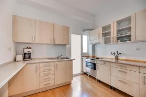 Kuchnia lub aneks kuchenny w obiekcie LXR Vistahermossa 3BDR. Apt Next to sea