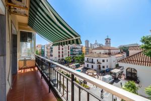 balkon z widokiem na miasto w obiekcie LXR Vistahermossa 3BDR. Apt Next to sea w mieście Fuengirola