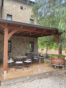 una terraza de madera con mesa y sillas. en Villa Le Torrette, en Agropoli