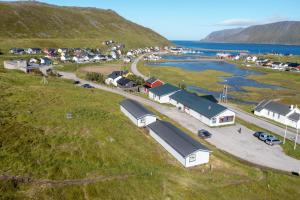 una vista aérea de un pequeño pueblo en una colina en Arctic Lodging North Cape, en Skarsvåg