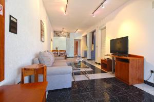 - un salon avec un canapé et une télévision dans l'établissement Apartment Pula 2281, à Pula