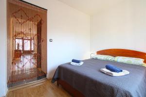 - une chambre avec un lit et une cage pour oiseaux dans l'établissement Apartment Pula 2281, à Pula