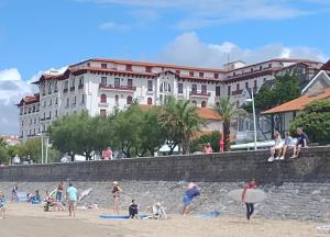 a group of people on the beach in front of a building at Hendaye plage, Résidence Eskualduna A in Hendaye