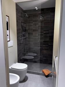 ein Bad mit einer Dusche, einem WC und einem Waschbecken in der Unterkunft La chicca di Plinio in Mailand