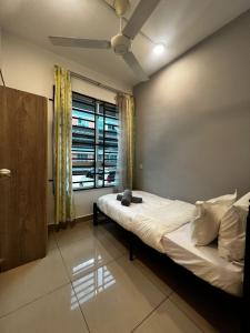 ein Schlafzimmer mit einem großen Bett und einem Fenster in der Unterkunft 3BR Near KKIA Homestay Cyber City Apartment in Kota Kinabalu