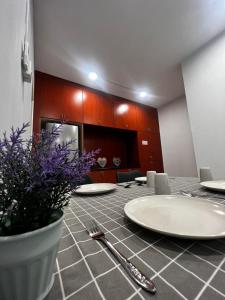 コタキナバルにあるNilam 4 3BR Near KKIA Homestay Cyber City Apartmentの皿のテーブル