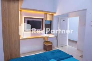 A television and/or entertainment centre at Hotel Rai's Palopo Exclusive Mitra RedDoorz