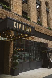 een gebouw met een bord met de tekst gulán bij CIVILIAN Hotel in New York