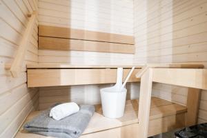 una sauna con pareti in legno, panca e lavandino di Valkea a Rovaniemi
