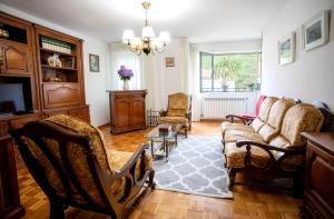 sala de estar con sofá y sillas en Apartamento Venecia en Unquera