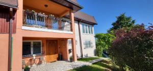 Cette maison dispose d'un balcon avec une table et des chaises. dans l'établissement Mott Residence, à Tuzla