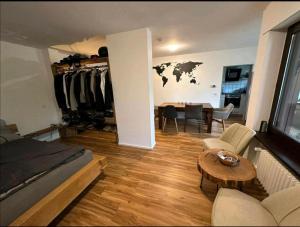 ein Schlafzimmer mit einem Bett und ein Esszimmer mit einem Tisch in der Unterkunft Zu Hause in Bielefeld in Bielefeld