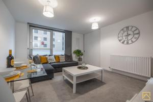 Χώρος καθιστικού στο Modern 1 bed in central MK, Free Parking, Smart TV, Manhattan House By Valore Property Services