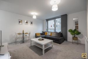 Χώρος καθιστικού στο Modern 1 bed in central MK, Free Parking, Smart TV, Manhattan House By Valore Property Services