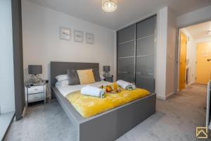 um quarto com uma cama com dois bichos de peluche em Modern 1 bed in central MK, Free Parking, Smart TV, Manhattan House By Valore Property Services em Milton Keynes