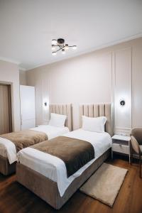 1 dormitorio con 2 camas y ventilador de techo en Pensiunea Brici Junior, en Cluj-Napoca