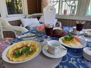 ein Tisch mit Tellern voller Essen darauf in der Unterkunft Bobackan pihatorpan kammarit in Alvettula