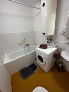 ドニー・ミラノヴァツにあるFamily Apartmanのバスルーム(トイレ、バスタブ、シンク付)