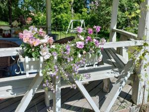 Ein Garten an der Unterkunft Bobackan pihatorpan kammarit