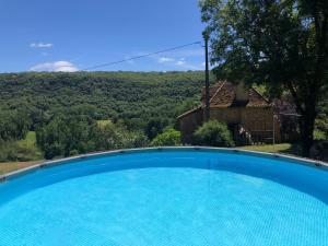 una piscina con vistas a la montaña en Art en Célé-chambres d'hôtes, en Corn