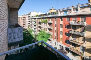 uma vista a partir da varanda de um edifício em Sweet Inn - Modigliani em Milão