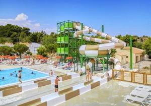 un parque acuático con tobogán y piscina en Mobil-home (Clim, Tv)- Camping Narbonne-Plage 4* - 022, en Narbonne-Plage