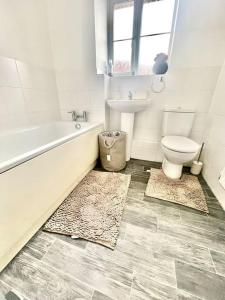 Ένα μπάνιο στο Tranquil Haven: 3-BR House