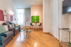 Televízia a/alebo spoločenská miestnosť v ubytovaní Wine Apartments Florence Moscato