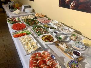 ein Buffettisch mit vielen verschiedenen Speisen in der Unterkunft Willa Marea in Sopot
