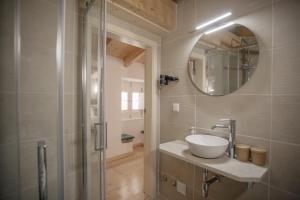 une salle de bain avec un lavabo et un miroir dans l'établissement Óbidos Pátio House, à Óbidos 43 autres photos