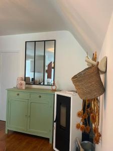 une cuisine avec un meuble vert et une fenêtre dans l'établissement La Grangette, à Béduer