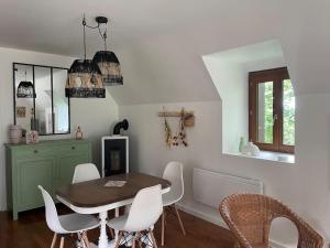 - une salle à manger avec une table et des chaises dans l'établissement La Grangette, à Béduer