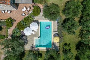 eine Draufsicht auf einen Swimmingpool mit einer Uhr in der Unterkunft Fienile di Fabio in Vaiano