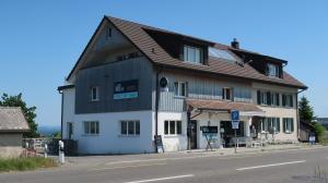 AltnauMBar的街边的一座大型木制建筑