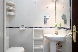 biała łazienka z umywalką i toaletą w obiekcie Alboran 208 w mieście Conil de la Frontera +14 zdjęć