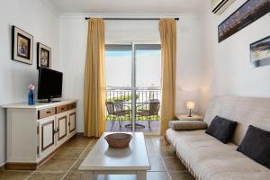 salon z kanapą i telewizorem w obiekcie Alboran 208 w mieście Conil de la Frontera