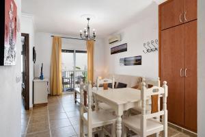 jadalnia z białym stołem i krzesłami w obiekcie Alboran 208 w mieście Conil de la Frontera