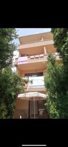 een hoog gebouw met een paraplu bij Lake apartments in Struga