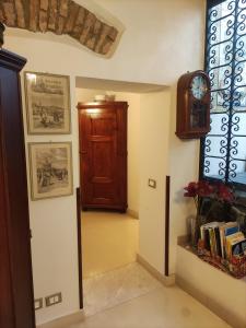Zimmer mit Tür und Uhr an der Wand in der Unterkunft Cathedral City Center Palermo 2 in Palermo