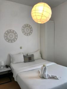 um quarto com duas camas e um bicho de peluche na cama em Pensao Central em Matosinhos