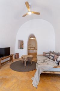 a living room with a couch and a ceiling fan at Caval II in Fira