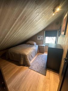 1 dormitorio con 1 cama en una casa pequeña en Panorama Hovden - New Cabin With Amazing Views en Hovden