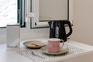 フィレンツェにあるPalazzuolo Homeのピンクのコーヒーカップ、キッチンカウンターのクッキー