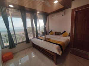 Voodi või voodid majutusasutuse WhiteHouse Homestay by Oxystays Hospitality toas