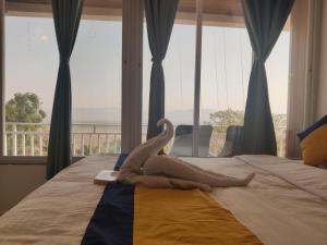 Voodi või voodid majutusasutuse WhiteHouse Homestay by Oxystays Hospitality toas