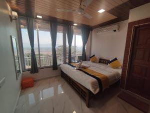 Voodi või voodid majutusasutuse WhiteHouse Homestay by Oxystays Hospitality toas