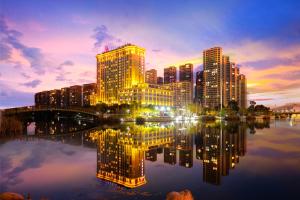 une ville avec des bâtiments et un pont sur une masse d'eau dans l'établissement Zhejiang Taizhou Marriott Hotel, à Taizhou
