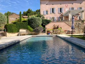 a swimming pool in front of a house at Château de la Merletade in Cheval-Blanc